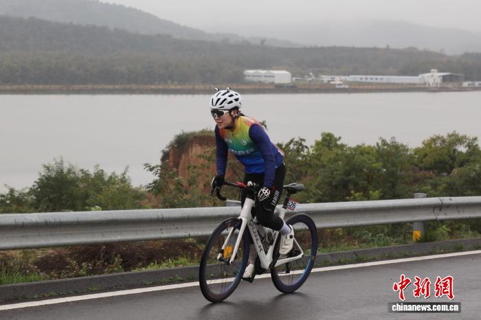 山西榆社云竹湖畔500余名选手烟雨中上演“速度