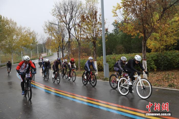 山西榆社云竹湖畔500余名选手烟雨中上演“速度