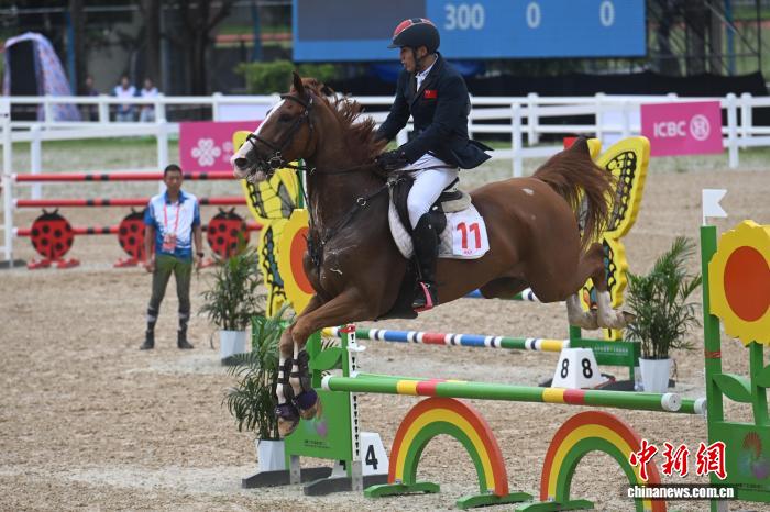 张明煜在第十五届全国运动会现代五项中夺得女