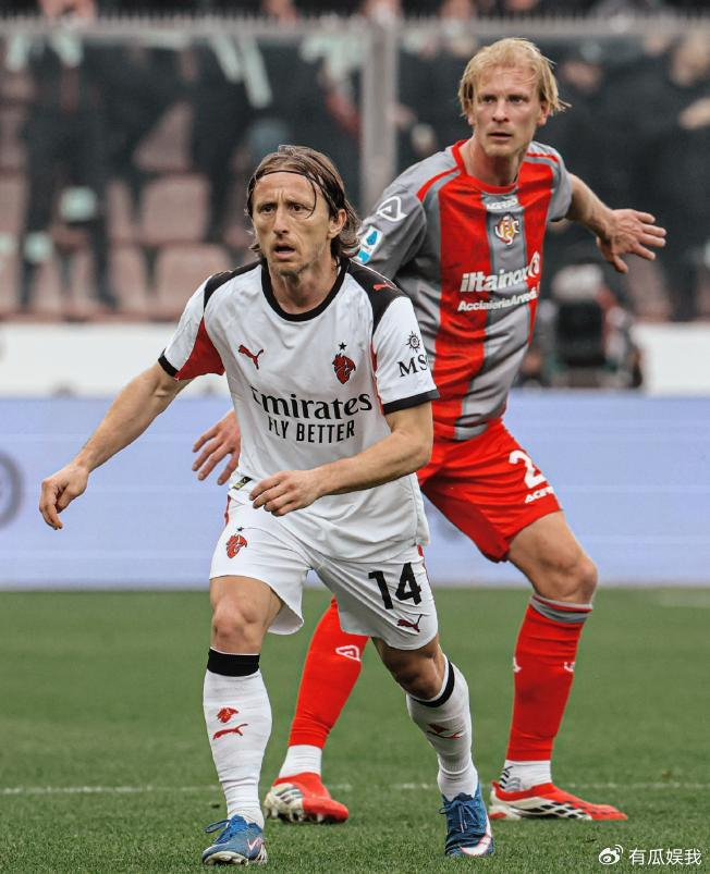 AC米兰客场逆转克雷莫内塞 莱奥双响助红黑军团