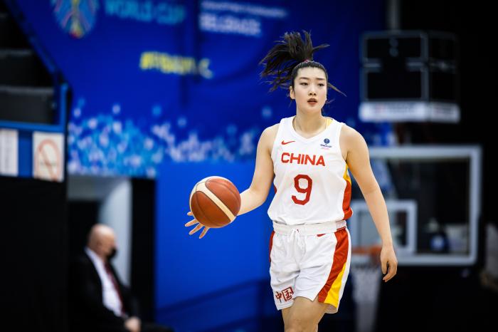 李梦带病鏖战助中国女篮闯入决赛 团队精神闪耀