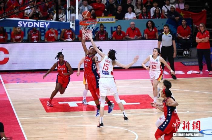 李梦带病鏖战助中国女篮闯入决赛 团队精神闪耀