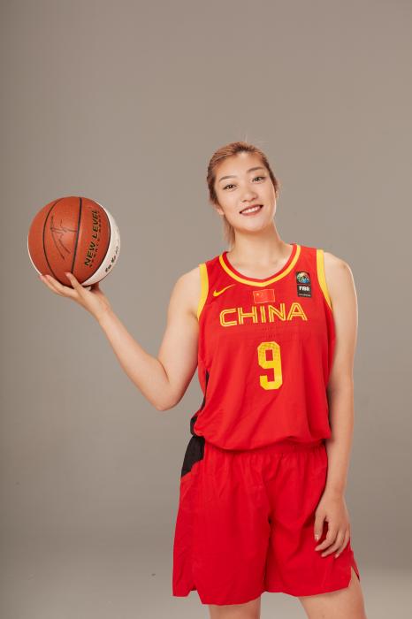 李梦带病鏖战助中国女篮闯入决赛 团队精神闪耀