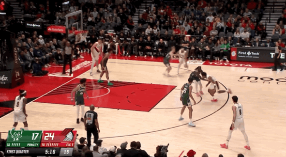 开拓者大胜雄鹿 罗林斯砍36分创生涯新高