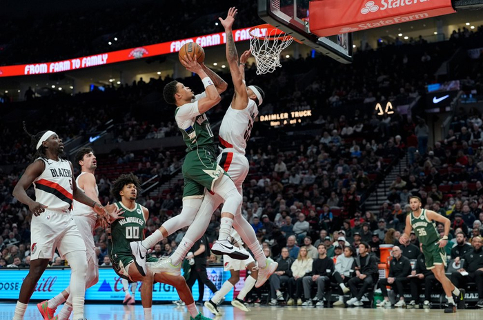 开拓者大胜雄鹿 罗林斯砍36分创生涯新高